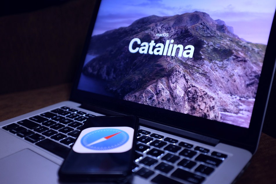 A Macbook being upgrades to the latest Catalina OS